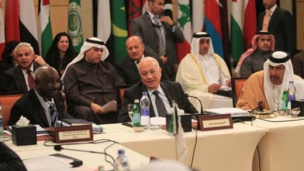 الامين العام للجامعة العربية نبيل العربي ورئي الوزراء القطري الشيخ حمد ال ثاني ورئيس بعثة المراقبين محمد الدابي