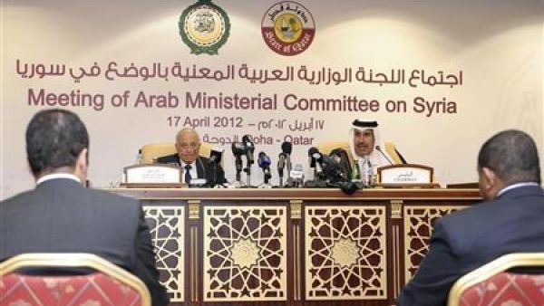 نبيل العربي (الى اليسار على المنصة) ورئيس وزراء ووزير خارجية قطر الشيخ حمد بن جاسم آل ثاني أثناء مؤتمر صحفي في الدوحة عقب اجتماع اللجنة الوزارية العربية بشأن سوريا 
