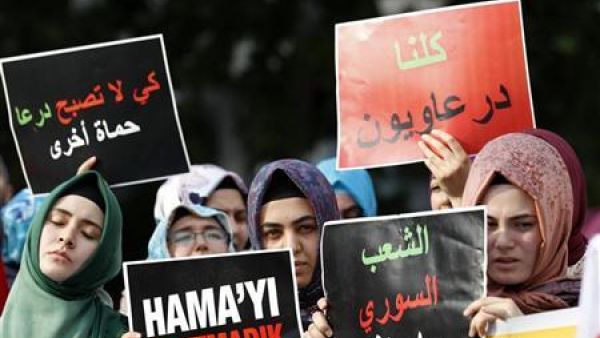 متظاهرون يرددون هتافات مناهضة للرئيس السوري حافظ الاسد امام السفارة السورية في انقرة 