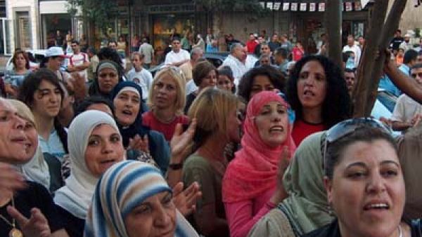 عاملات فلسطينيات امام احد مكاتب الاستخدام في اسرائيل