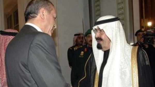 العاهل السعودي الملك عبد الله يستقبل رئيس الوزراء التركي رجب طيب اردوغان في الرياض يوم 19 يناير كانون الثاني 2010.
