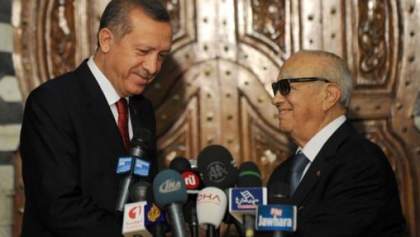 رئيس الوزراء التونسي الباجي قائد السبسي (يمين) ونظيره التركي رجب طيب اردوغان في تونس 