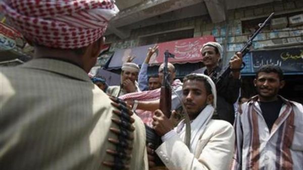 مسلحون خلال مظاهرة في تعز بجنوب اليمن 