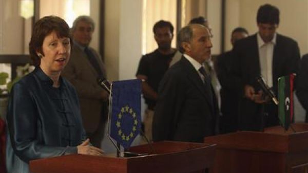 كاثرين اشتون مسؤولة السياسة الخارجية في الاتحاد الاوروبي خلال مؤتمر صحفي مع رئيس المجلس الوطني الانتقالي المعارض مصطفى عبد الجليل في بنغازي
