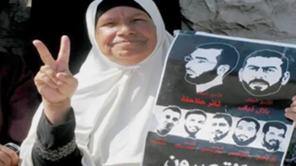 الامهات يغلقن مقر الصليب الاحمر 