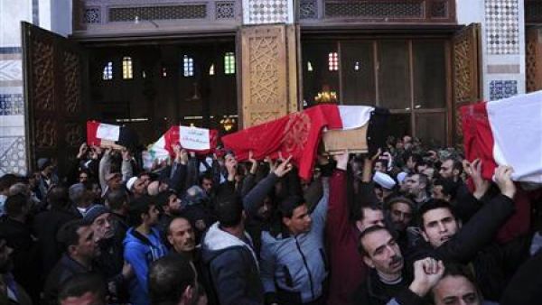 سوريون يشيعون ضحايا تفجيرين وقعا في دمشق من المسجد الاموي يوم السبت
