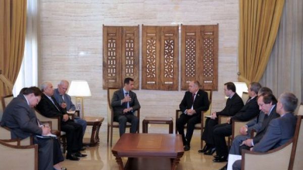 الرئيس السوري بشار الاسد (وسط-يسار) مستقبلا الوفد النيابي الروسي في دمشق 