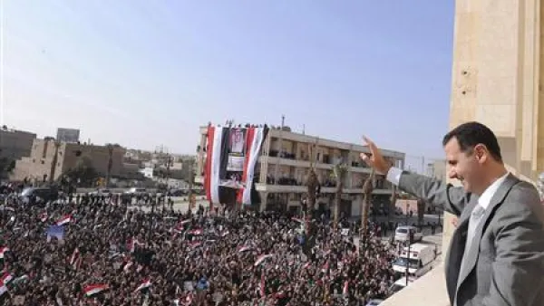الرئيس السوري بشار الاسد يحيي مؤيديه في محافظة الرقة يوم الاحد. 

