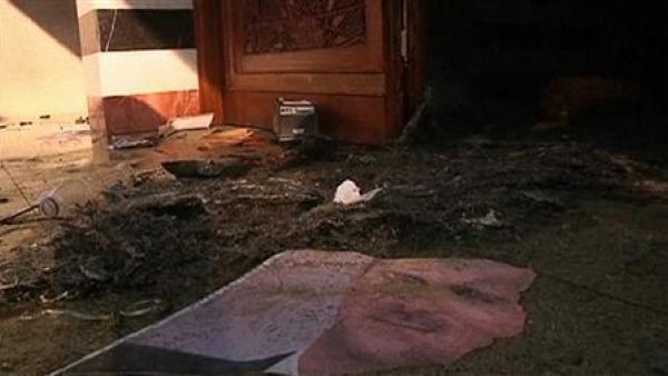 صورة ممزقة للرئيس السوري بشار الاسد بسفارة بلاده عقب اقتحامها في القاهرة
