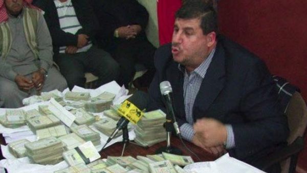 النائب السابق يحيى السعود خلال المؤتمر الصحفي الذي عرض فيه البطاقات الانتخابية وهدد بحرقها