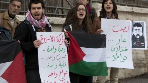 اعتصام تضامنا مع اسير فلسطيني مضرب عن الطعام 
