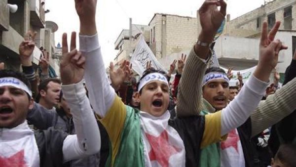 متظاهرون ضد الرئيس السوري بشار الاسد في الشوارع بعد صلاة الجمعة في بابا عمرو
