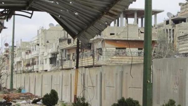 سور قالت المعارضة ان قوات النظام السوري شيدته للفصل بين منطقتي بابا عمرو والانشاءات في حمص
