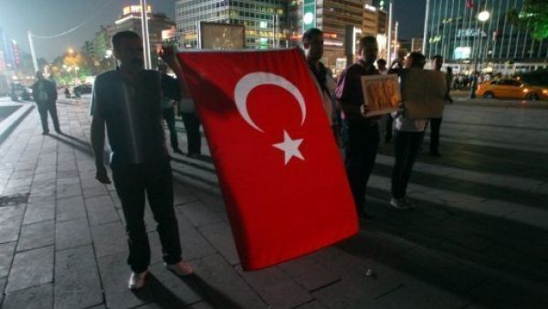 الاف المتظاهرين يعودون الى ساحة تقسيم في اسطنبول