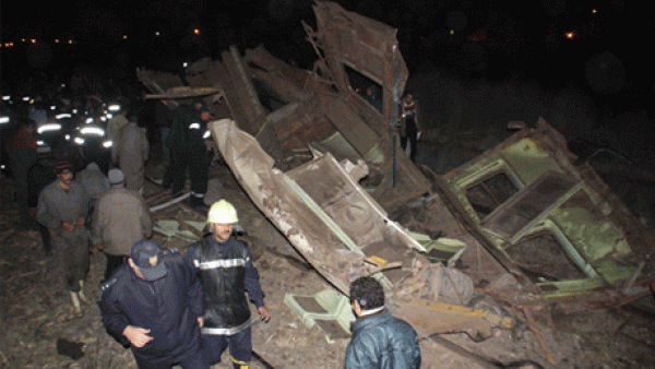 A Rescue team tries to find survivors under the debris of the derailed carriage (Photo: Mohamed Nada / Ahram Online)