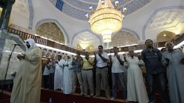 مصلون في احد المساجد في العراق
