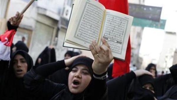 بحرينيات خلال احتجاج ضد الحكومة بقرية غربي المنامة
