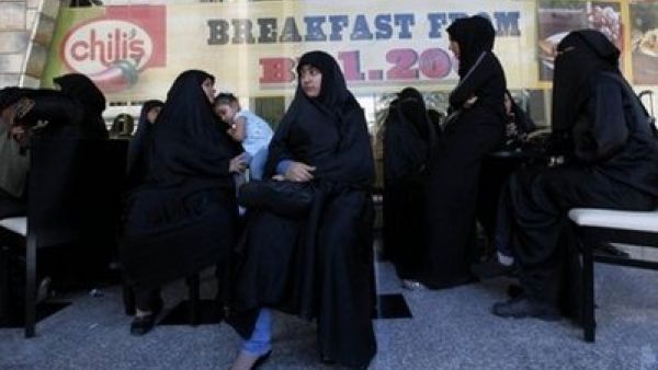 نساء من اقرباء المتهمين يقفن خارج المحكمة
