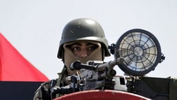 احد عناصر الامن البحريني يحرس دوار اللؤلؤة في المنامة