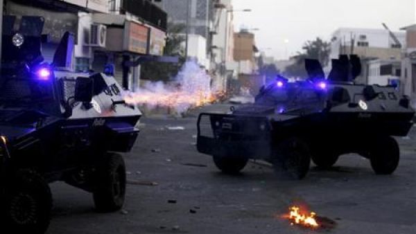 عربات مدرعة تطلق الغاز المسيل للدموع في غرب المنامة
