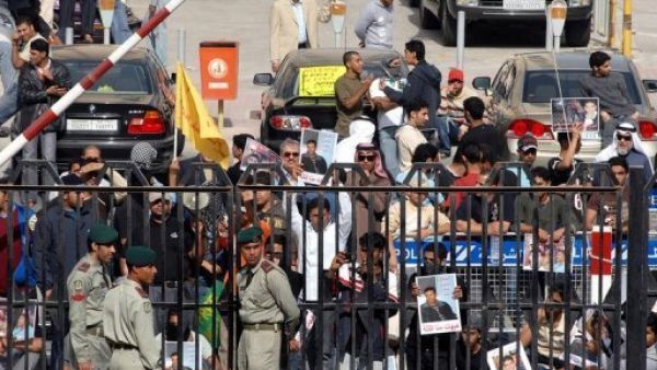 بحرينيون خارج قاعة المحكمة في المنامة