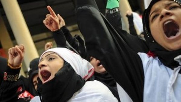 متظاهرون امام السفارة السعودية في البحرين