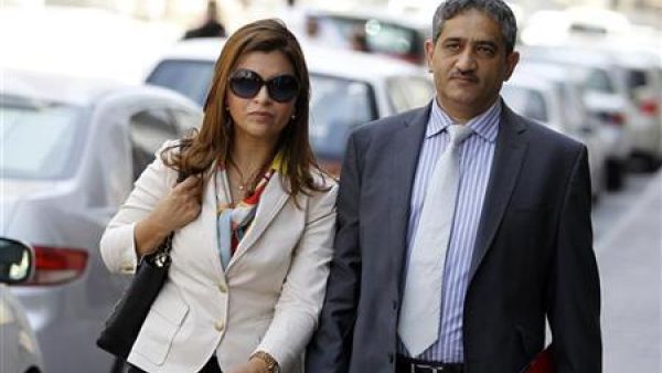 الصحفية البحرينية ريم خليفة وزوجها منصور الجمري رئيس تحرير صحيفة الوسط البحرينية السابق لدى وصولهما الى محكمة في المنامة
