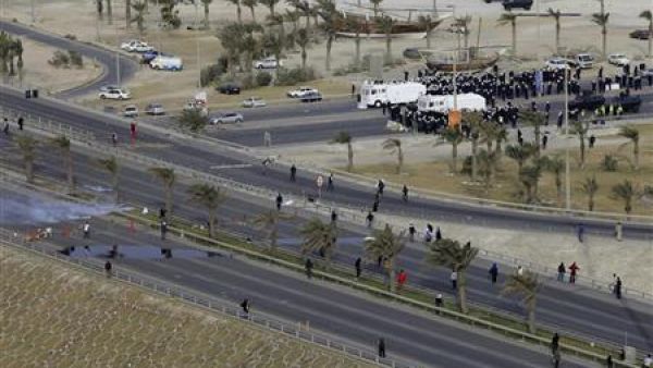 
قوات مجلس التعاون الخليجي تستعد للدخول الى دوار اللؤلؤة لاجلاء محتجين مناهضين للحكومة يعوقون الطريق في المنامة يوم 16 مارس اذار 
