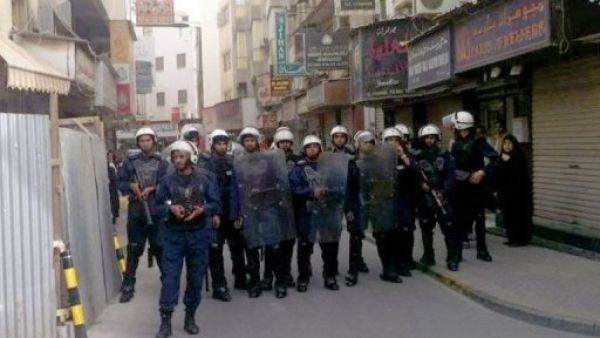 شرطة مكافحة الشغب البحرينية في المنامة  
