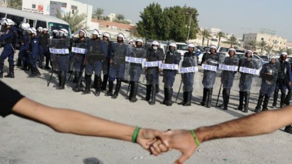 شرطة مكافحة الشغب البحرينية تراقب تشييع متظاهر شيعي قتل في قمع الشرطة للتظاهرات في البلاد
