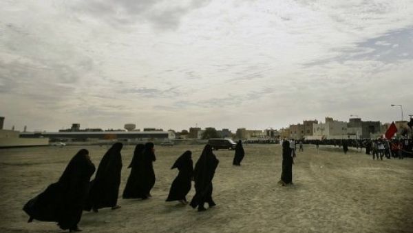 بحرينيون شيعة خلال تشييع احد الشبان في بلدة سترة قرب المنامة
