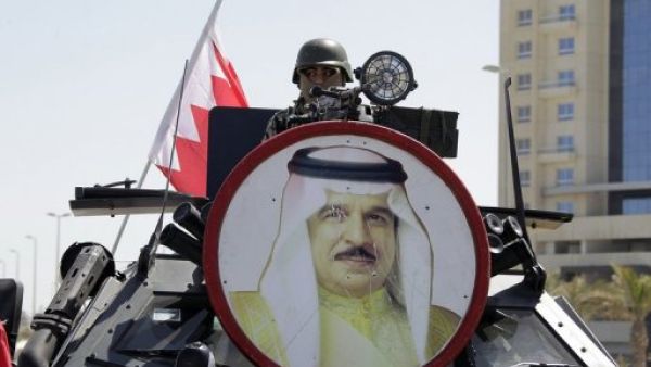 صورة ملك البحرين حمد بن عيسى آل خليفة فوق دبابة للجيش في ساحة اللؤلؤة التي شكلت مركز الاحتجاجات ضد النظام في اذار/مارس 2011
