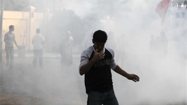 محتج وسط دخان الغاز المسيل للدموع خلال مظاهرة في المنامة
