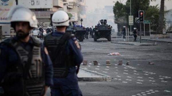 الشرطة البحرينية تنتشر خلال اشتباكات مع متظاهرين في قرية جد حفص غرب المنامة
