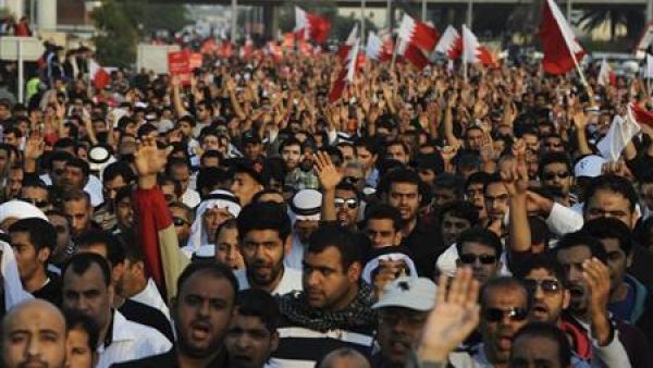 معارضون للحكومة البحرينية يتظاهرون قرب المنامة 
