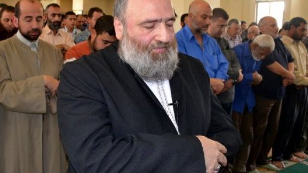 الشيخ عمر بكري يؤم المصلين صلاة الغائب لروح اسامة بن لادن في طرابلس شمال لبنان
