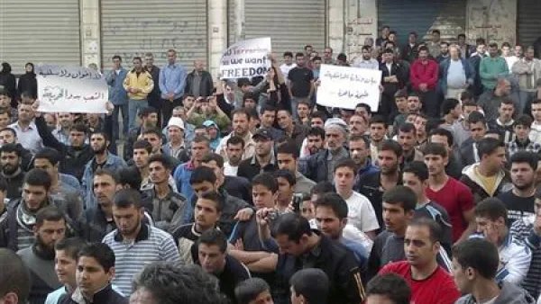 محتجون خلال مظاهرة في بانياس بسوريا يوم الاربعاء