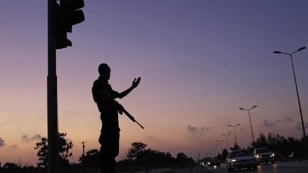 احد افراد شرطة الطوارئ ينظم حركة السير في مدينة بنغازي معقل الثوار في ليبيا