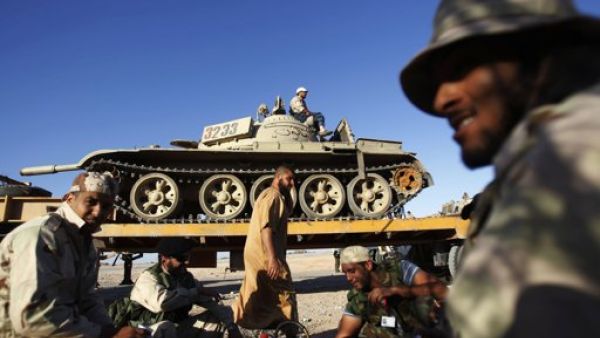 ثوار يتناولون الفطور على مشارف بني وليد