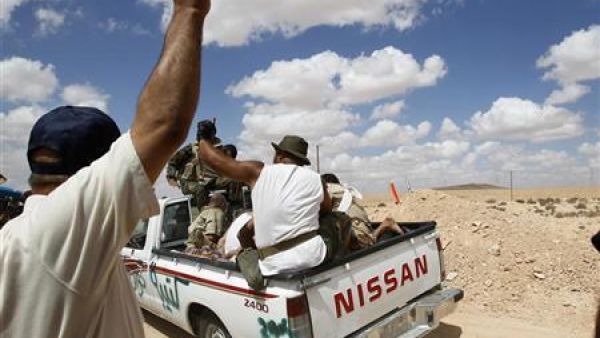 مقاتل تابع للمجلس الانتقالي يلوح عقب اعتقال جنود تابعين للقذافي قرب بني وليد