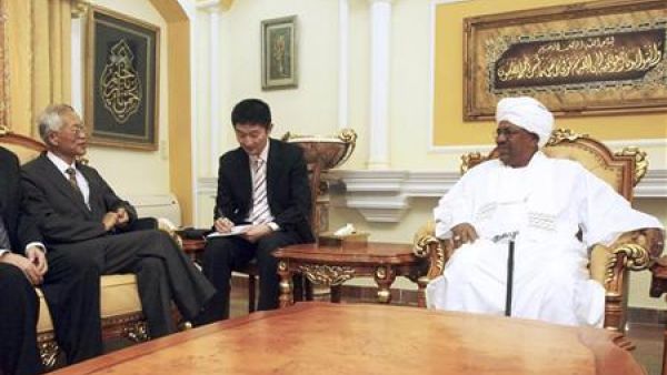 الرئيس السوداني عمر حسن البشير (الى اليمين) يستقبل المبعوث الصيني الخاص الى السودان 
