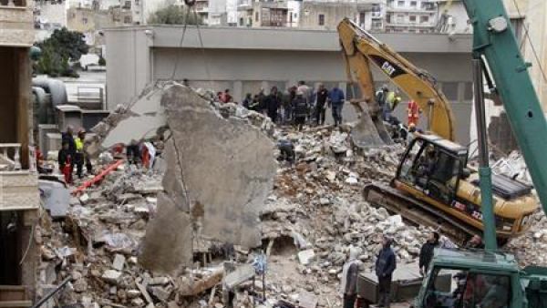 عمال انقاذ ومعدات في موقع المبنى المنهار في بيروت
