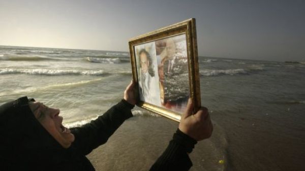 سيدة لبنانية تبكي اثنين من اقاربها من ضحايا كارثة الطائرة الاثيوبية على شاطئ خلدة جنوب بيروت
