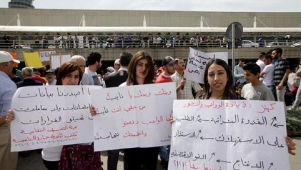 Protestors near Beirut airport earlier in the week (Daily Star)