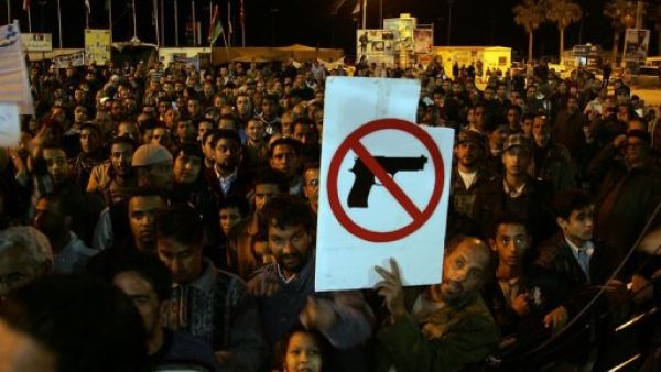 تظاهرة في بنغازي تطالب بتوحيد الجيش ونزع سلاح عناصر الميليشيات
