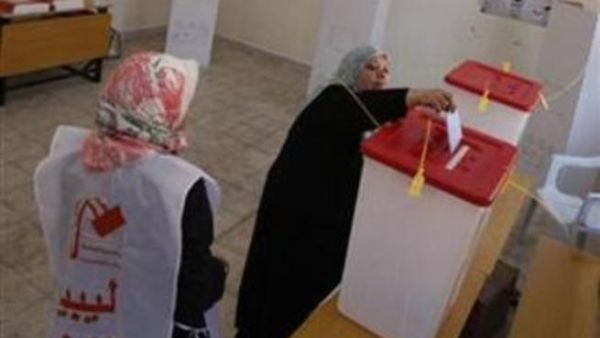 ناخبة تدلي بصوتها في الانتخابات في بنغازي

