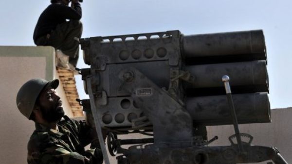 احد الثوار الليبيين يوجه قاذفة صواريخ في بن جواد
