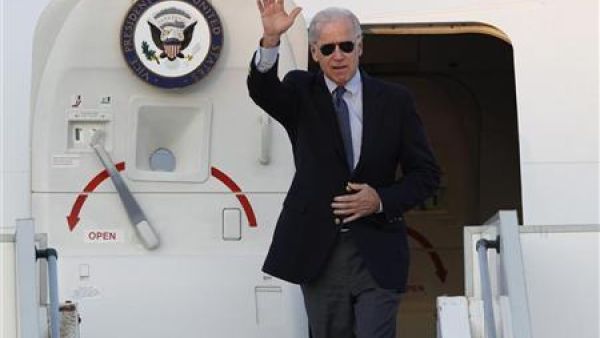 جو بايدن نائب الرئيس الامريكي لدى وصوله اثينا 
