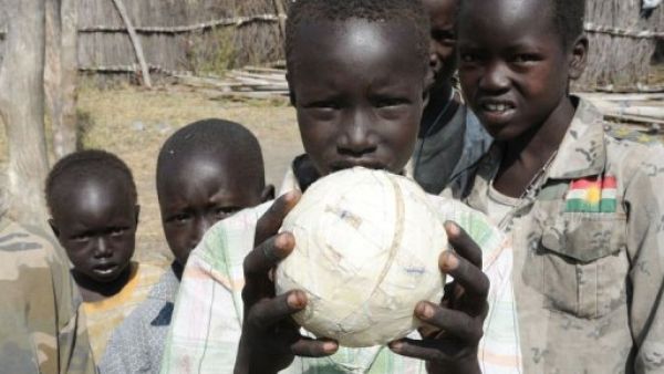 صورة نشرتها الامم المتحدة في 5 كانون الثاني/يناير 2012 لاطفال نازحين في بيبور بولاية جونقلي بعد اعمال عنف قبلية
