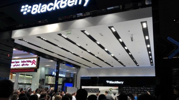 BlackBerry decided to pull the update after users reported loading issues and crashes.
